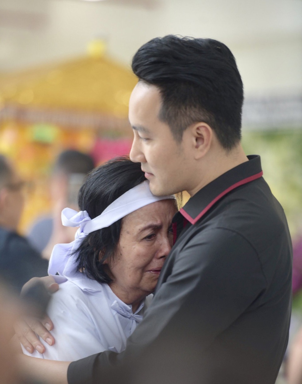 Vợ nghệ sĩ Nguyễn Chánh Tín nghẹn ngào trong tang lễ chồng - 4 Vợ nghệ sĩ Nguyễn Chánh Tín nghẹn ngào trong tang lễ chồng - 4