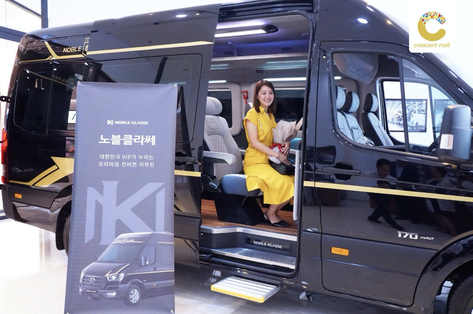 Lễ trao giải vàng cho các khách hàng may mắn tại Crescent Mall - 1