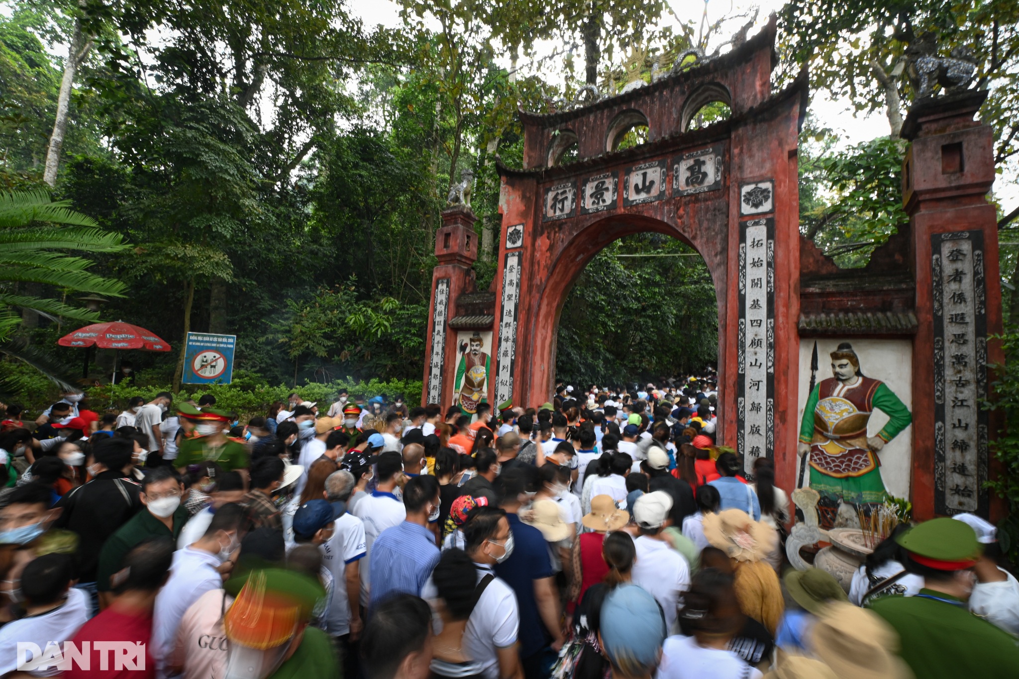 Hành trình gian nan vượt biển người lên núi dâng hương các vua Hùng - 7 Hành trình gian nan vượt biển người lên núi dâng hương các vua Hùng - 7