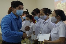 Tặng 60 suất quà tới người lao động gặp khó khăn sau Tết