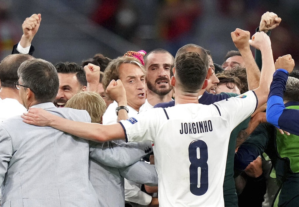 Niềm vui sướng tột độ của đội tuyển Italia sau khi đánh bại Bỉ - 19 Niềm vui sướng tột độ của đội tuyển Italia sau khi đánh bại Bỉ - 19