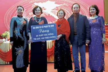 Quỹ Nhân ái trao tặng 100 triệu đồng học bổng đến 20 học sinh nghèo vượt khó tỉnh Phú Thọ