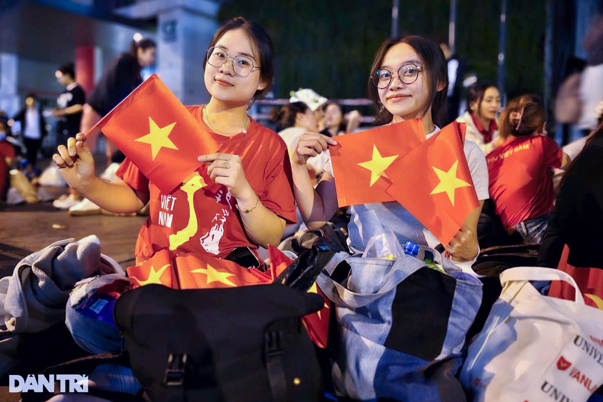 Hàng vạn người mở hội trên đường phố đón xem, cổ vũ các khối diễu binh - 13 Hàng vạn người mở hội trên đường phố đón xem, cổ vũ các khối diễu binh - 13