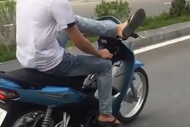 Thanh niên bị xử phạt vì lái xe máy bằng chân còn “khoe” lên mạng xã hội