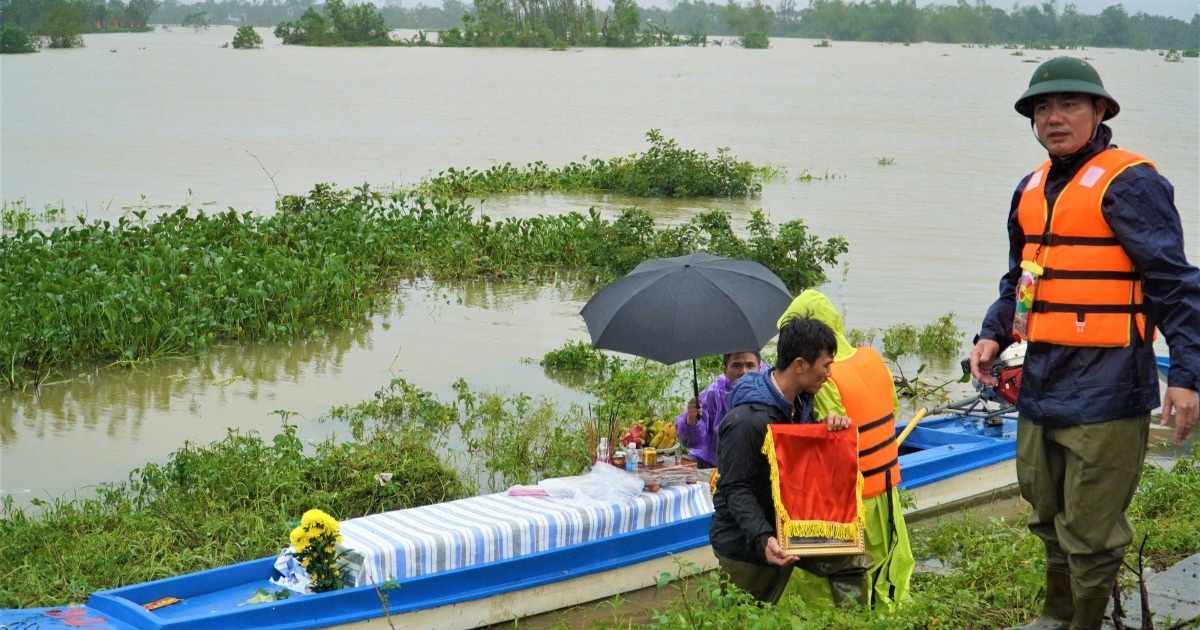 Đưa người quá cố đi hỏa táng giữa mênh mông nước lũ