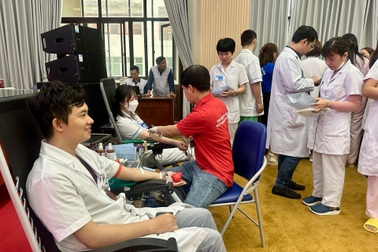 Hàng trăm bác sĩ hiến máu cứu người bệnh