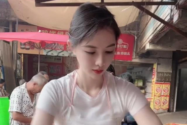Cô gái xinh đẹp bán cá nổi tiếng mạng xã hội, khách "ùn ùn" đến mua hàng
