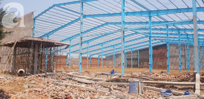 Hiện trường vụ sập bức tường rộng 400m2, 6 người chết, nhiều người bị vùi lấp trong gạch đá - Ảnh 8. Hiện trường vụ sập bức tường rộng 400m2, 6 người chết, nhiều người bị vùi lấp trong gạch đá - Ảnh 8.