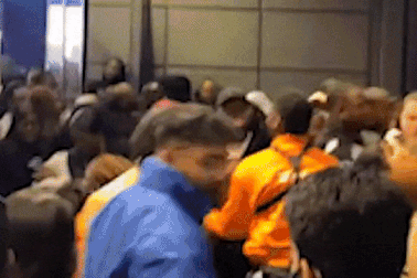 Hoảng sợ trước cảnh chen lấn, xô đẩy trong đêm nhạc tại Anh