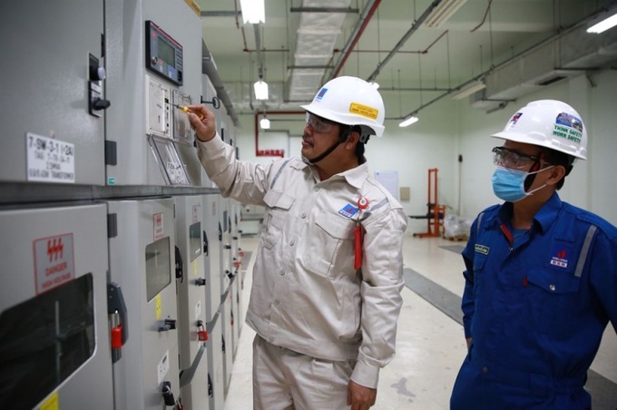 Kỹ sư BSR kiểm tra vận hành các thiết bị điện tại NMLD Dung Quất.