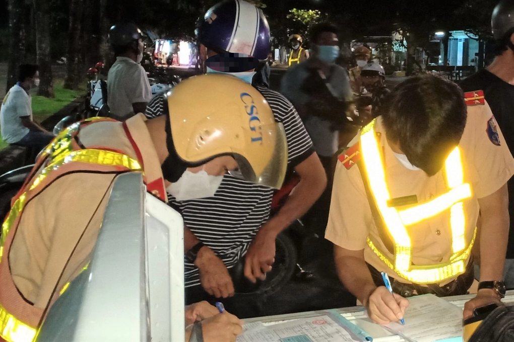 Nam tài xế: Em biết mình có cồn rồi - 2 Nam tài xế: Em biết mình có cồn rồi - 2