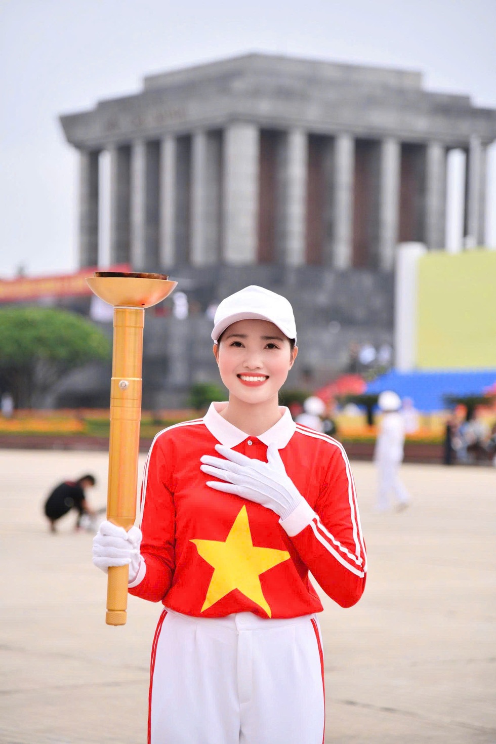 Nữ VĐV xinh đẹp xúc động khi được vinh dự rước đuốc ở Lễ kỷ niệm A80 - 4 Nữ VĐV xinh đẹp xúc động khi được vinh dự rước đuốc ở Lễ kỷ niệm A80 - 4