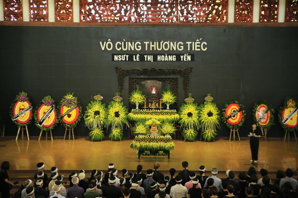 Đồng nghiệp nghẹn ngào tiễn đưa NSƯT Hoàng Yến - 2 Đồng nghiệp nghẹn ngào tiễn đưa NSƯT Hoàng Yến - 2