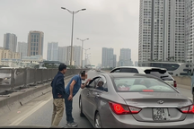 Tài xế Porsche "nhổ nước bọt" bị công an mời lên làm việc