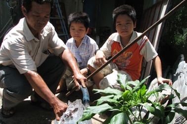Thi nhau uống nước “làng sinh đôi” để chữa hiếm muộn