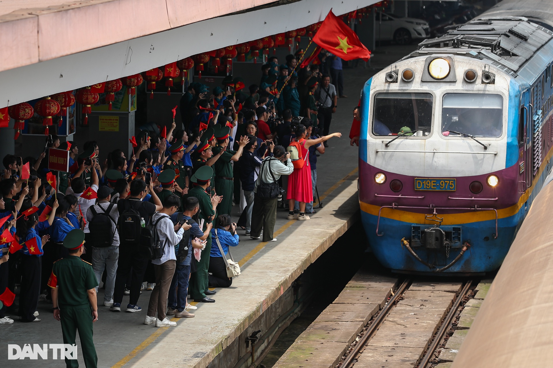 Các khối diễu binh miền Nam rạng rỡ khi tàu tới Ga Hà Nội - 9 Các khối diễu binh miền Nam rạng rỡ khi tàu tới Ga Hà Nội - 9