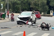 Xe máy rụng bánh sau cú đối đầu với ô tô, nam thanh niên tử vong ở TPHCM