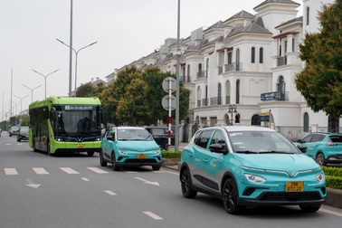 Yêu cầu Hà Nội, TPHCM sớm công bố lộ trình chuyển đổi xe xăng sang xe điện
