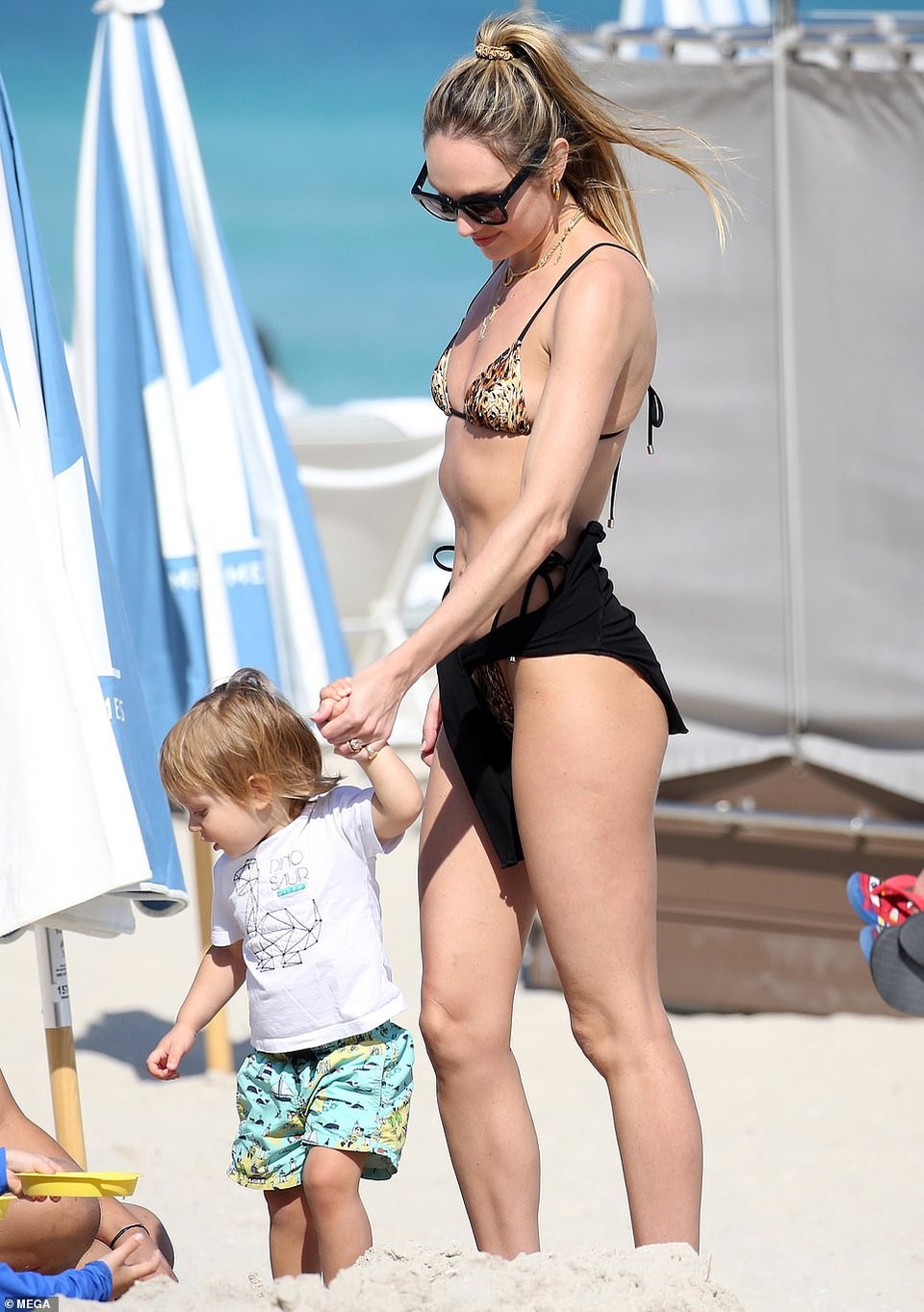 Candice Swanepoel đưa con đi biển - 1 Candice Swanepoel đưa con đi biển - 1