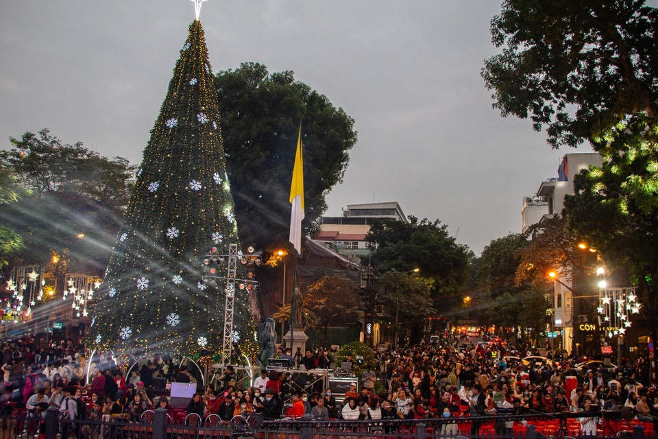 Những cặp đôi tình tứ đầy ấm áp trong đêm Noel - 15 Những cặp đôi tình tứ đầy ấm áp trong đêm Noel - 15