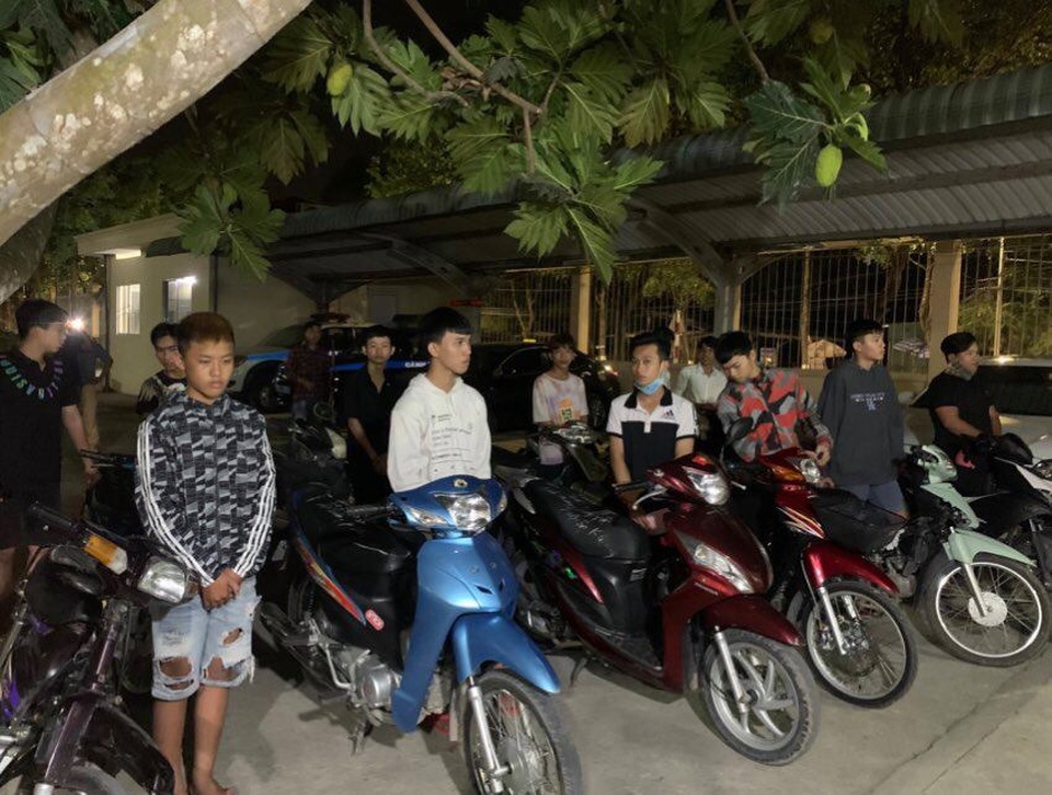 Vây bắt 15 quái xế tuổi teen nẹt pô xe, rú ga ầm ĩ, đuổi nhau trên đường - 1 Vây bắt 15 quái xế tuổi teen nẹt pô xe, rú ga ầm ĩ, đuổi nhau trên đường - 1