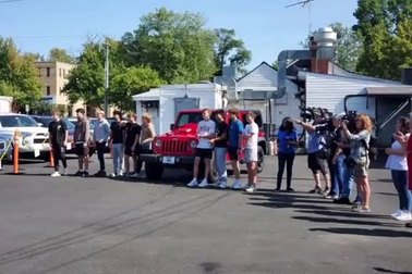 Bác lao công được nhóm nam sinh tặng chiếc xe hơi trị giá 20.000 USD