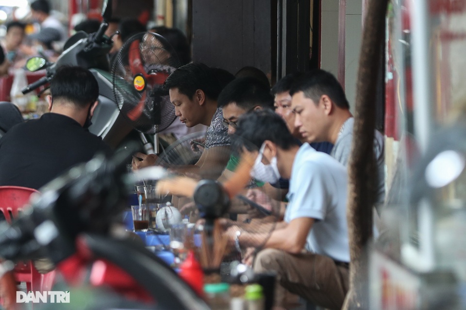 Nhiều người Hà Nội vẫn quá thờ ơ với dịch bệnh Covid-19 - 6 Nhiều người Hà Nội vẫn quá thờ ơ với dịch bệnh Covid-19 - 6