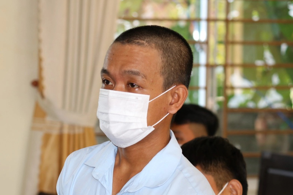 Xin bỏ qua lỗi bất thành, nam thanh niên bất ngờ tấn công cảnh sát - 1 Xin bỏ qua lỗi bất thành, nam thanh niên bất ngờ tấn công cảnh sát - 1