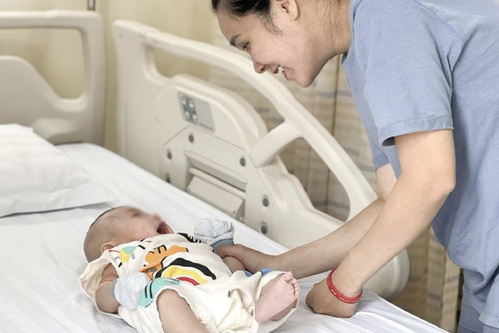 Em bé vừa sinh đã bị khối u nặng 1/3 cơ thể làm vẹo cổ, tắc ruột nguy kịch - 3 Em bé vừa sinh đã bị khối u nặng 1/3 cơ thể làm vẹo cổ, tắc ruột nguy kịch - 3
