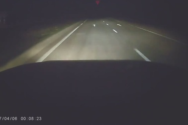 Ô tô lao thẳng xuống bờ ao vì đường tối, không có cảnh báo