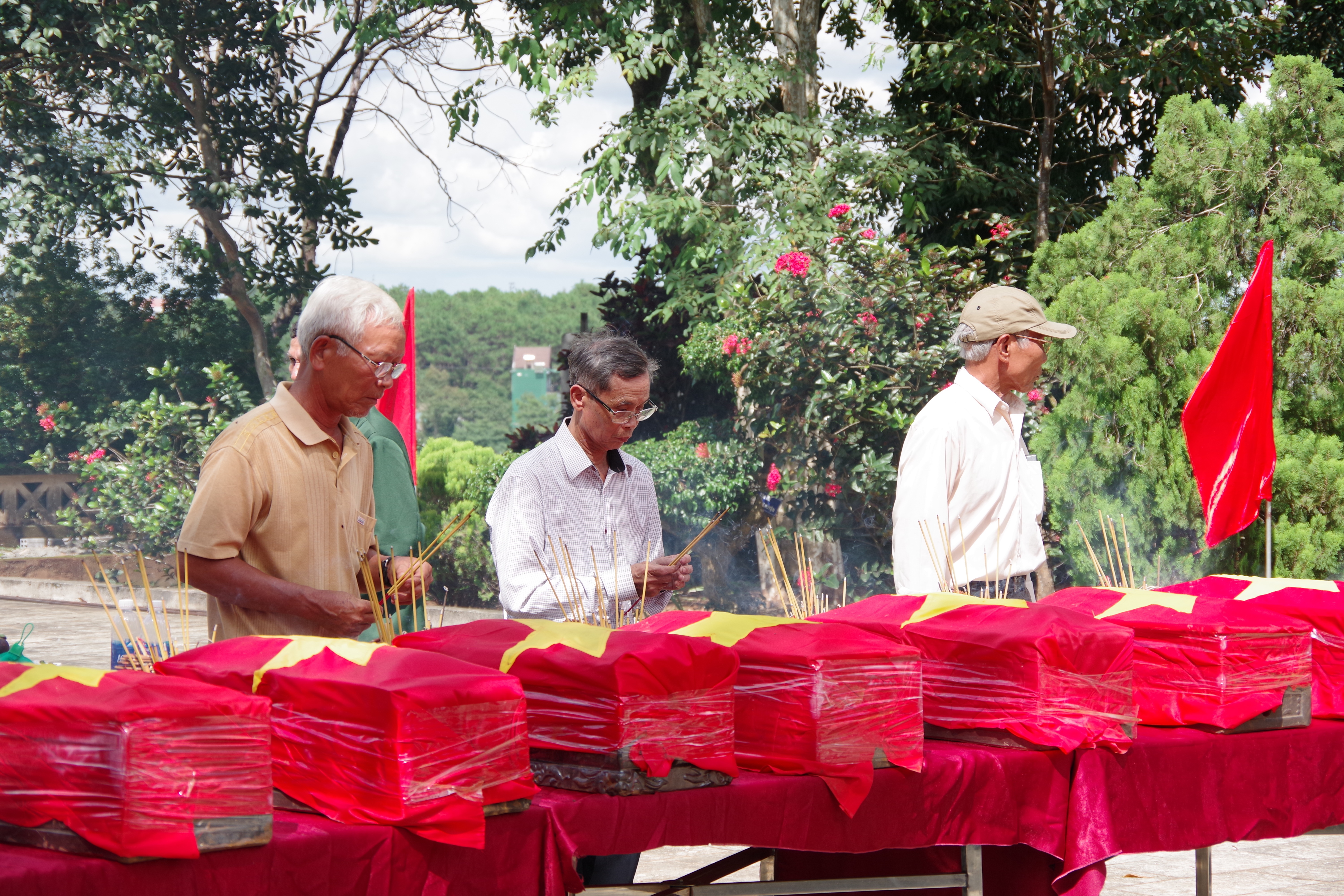 Người bệnh binh vẽ sơ đồ mộ đồng đội bằng những ký ức lửa - 11 Người bệnh binh vẽ sơ đồ mộ đồng đội bằng những ký ức lửa - 11