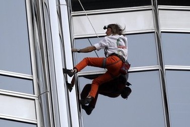 “Người nhện” chinh phục thành công “nóc nhà” thế giới