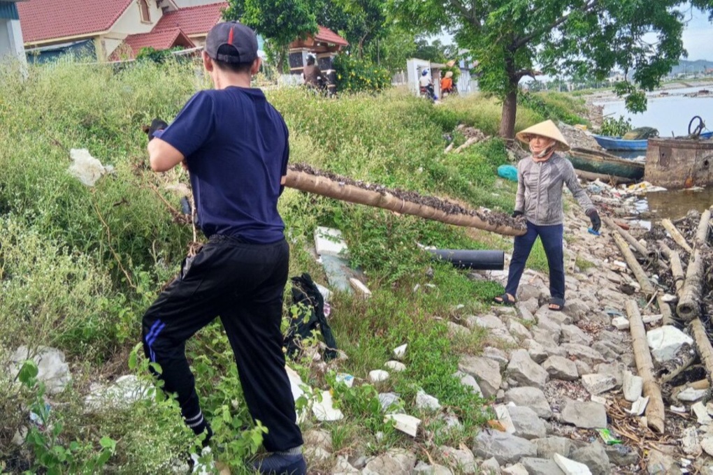 Tháo dỡ lồng bè trái phép chắn lối vào khu neo đậu tàu thuyền - 2 Tháo dỡ lồng bè trái phép chắn lối vào khu neo đậu tàu thuyền - 2