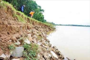 "Hà bá" phá nát bờ kè, dân lo sợ mất đường vào làng