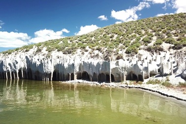 Những cột đá hàng trăm nghìn năm tuổi