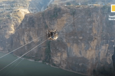 Ở nơi người dân phải đi cáp treo vượt sông suốt 20 năm trời