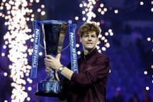 Đánh bại Alcaraz, Sinner lần thứ hai liên tiếp vô địch ATP Finals