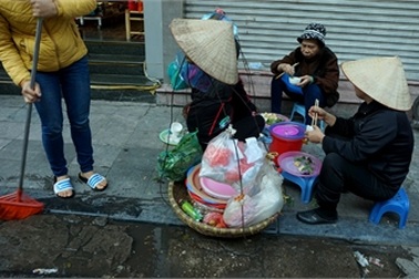 Lạ kỳ dân Thủ đô ăn uống cạnh cống rãnh