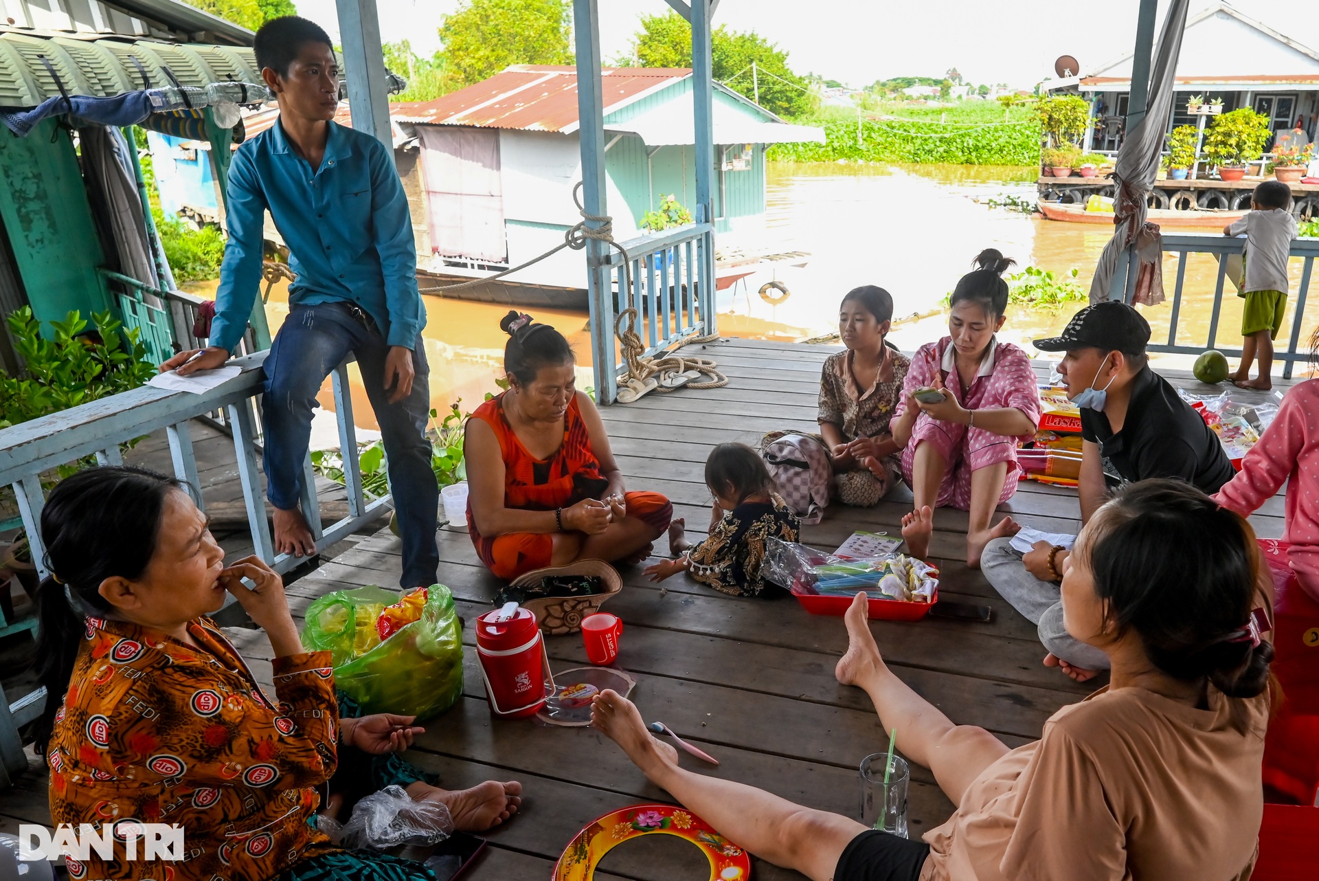 Làng bè sắc màu độc lạ ở miền Tây - 12