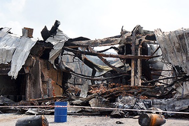 Vụ cháy kinh hoàng đã thiêu rụi 7.000m2 nhà xưởng