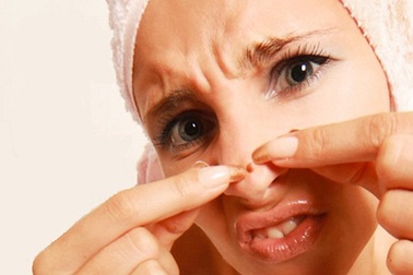 Suýt mất mạng vì...nặn mụn