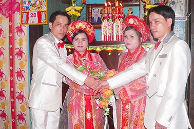 Ly kỳ đám cưới song sinh