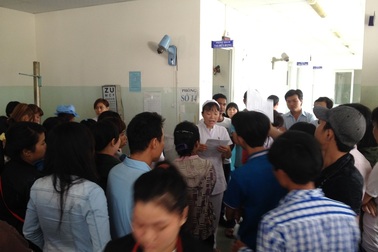 Đổ xô đi khám sức khỏe, bệnh viện quá tải