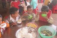 Bữa cơm 3 nghìn đồng của học sinh tiểu học Đăk Rong