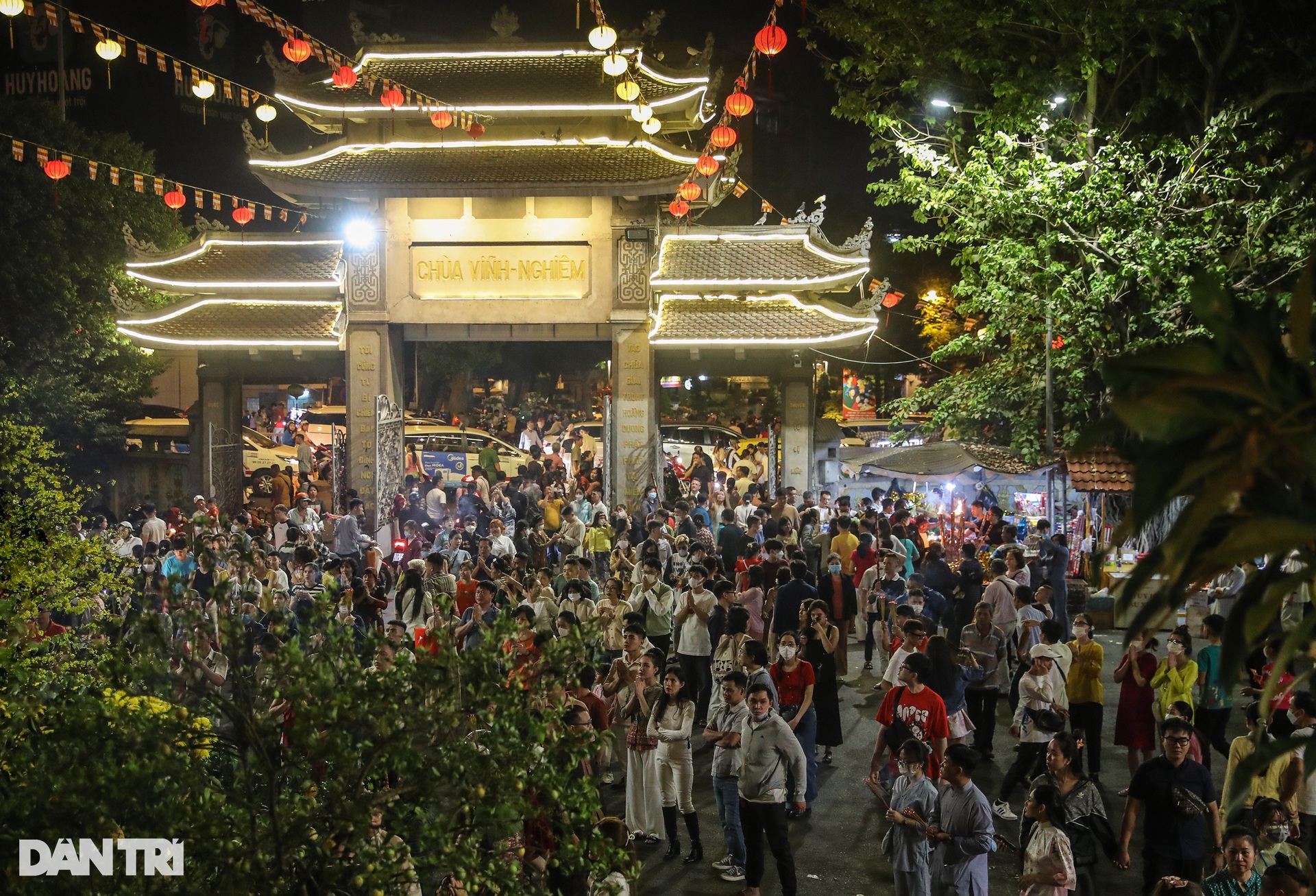 Người dân TPHCM xếp hàng dài chờ gõ chuông chùa đầu năm - 1 Người dân TPHCM xếp hàng dài chờ gõ chuông chùa đầu năm - 1