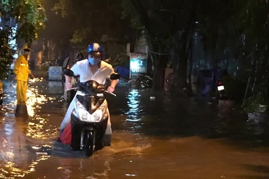 Mưa rào kéo dài, phố Hà Nội ngập sâu trong nước