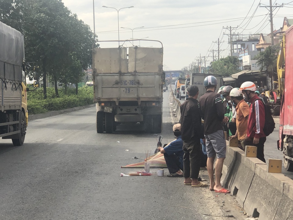 Phi xe máy vào làn ô tô, nam thanh niên bị xe tải cán chết thảm - 3 Phi xe máy vào làn ô tô, nam thanh niên bị xe tải cán chết thảm - 3