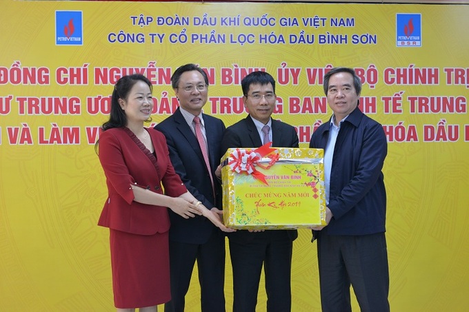 Đồng chí Nguyễn Văn Bình tặng quà năm mới tới tập thể người lao động BSR. 
