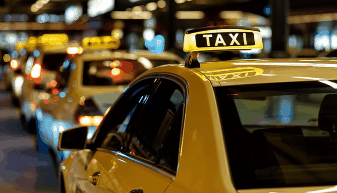 TP.HCM cho phép taxi được đưa đón người dân đi viện và ra sân bay - Ảnh 1.