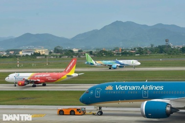 Hành khách "ngồi trên đống lửa" vì chuyến bay liên tục lùi giờ mùa cao điểm